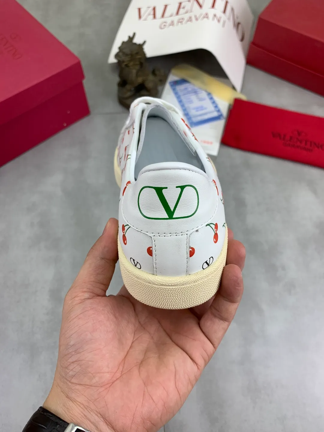 Men's men's shoes 💰P520 New style 💰 Top version Valentino Valentino 25/ Royco series Cherry 🍒Couple style Casual sneakers White shoes Original purchase and development Production Classic and timeless low-top sneakers outline a lazy silhouette, supplemented by low-key and restrained brand details, evolved into a must-have item in the wardrobe, comfortable and versatile!  ✔️Fabric: Original customized first-layer cowhide ✔️Inner lining: Imported breathable sheep lining ✔️Sole: Original molded anti-slip rubber material ✔️Size: 38-45